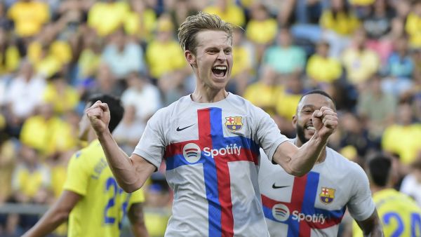 Barcelona's Dutch midfielder Frenkie De Jong celebrates after scoring his team's first goal during the Spanish league football match between Cadiz CF and FC Barcelona at the Nuevo Mirandilla stadium in Cadiz, on September 10, 2022. (Photo by CRISTINA QUICLER / AFP)