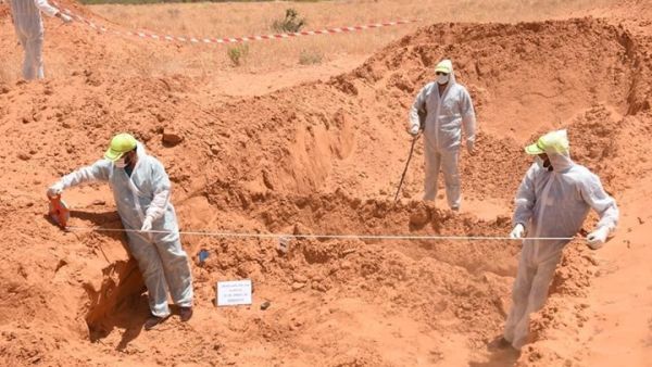 انتشال جثث من مقبرة جماعية
