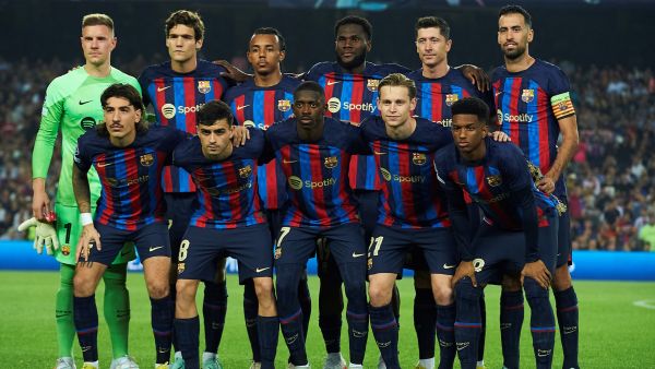 Barcelona players pose for a group picture before the start of the UEFA Champions League 1st round day 5, Group C football match between FC Barcelona and FC Bayern Munich at the Camp Nou stadium in Barcelona on October 26, 2022. (Photo by Pau BARRENA / AFP)