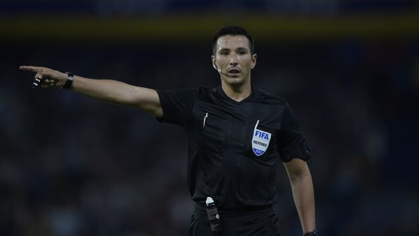 Peruvian referee Kevin Ortega gestures during a South American qualification football match between Argentina and Venezuela for the FIFA World Cup Qatar 2022 at La Bombonera stadium in Buenos Aires on March 25, 2022. (Photo by JUAN MABROMATA / AFP)