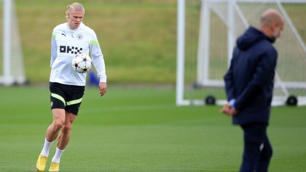 Manchester City's Norwegian striker Erling Haaland (L) attends a team training session at Manchester City training ground in Manchester on October 24, 2022, on the eve of their UEFA Champions League group G football match against Dortmund. (Photo by Lindsey Parnaby / AFP)