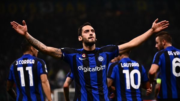 Inter Milan's Turkish midfielder Hakan Calhanoglu celebrates after opening the scoring during the UEFA Champions League Group C football match between Inter Milan and FC Barcelona on October 4, 2022 at the Giuseppe-Meazza (San Siro) stadium in Milan. (Photo by Marco BERTORELLO / AFP)