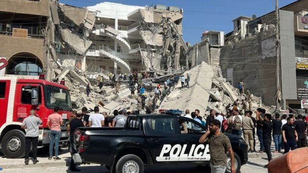 انهيار مبنى مكون من 4 طوابق بساكنيه 