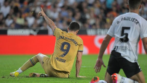 Barcelona's Polish forward Robert Lewandowski reacts after a fall during the Spanish league football match between Valencia CF and FC Barcelona at the Mestalla stadium in Valencia on October 29, 2022. (Photo by JOSE JORDAN / AFP)