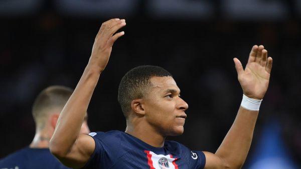 Paris Saint-Germain's French forward Kylian Mbappe celebrates after scoring a goal during the French L1 football match between Paris Saint-Germain (PSG) and OGC Nice at The Parc des Princes Stadium in Paris on October 1, 2022. (Photo by FRANCK FIFE / AFP)
