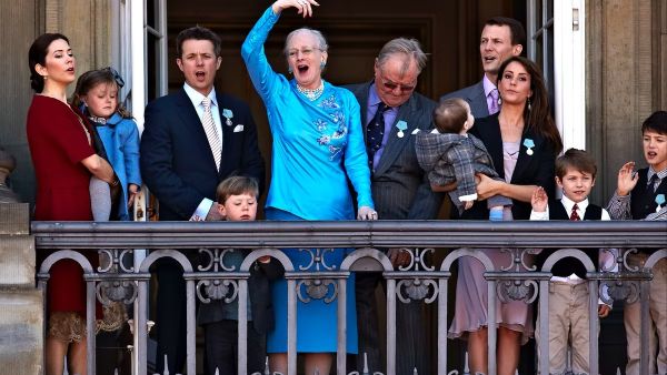  الملكة مارجريت مع أبنائها وأحفادها 