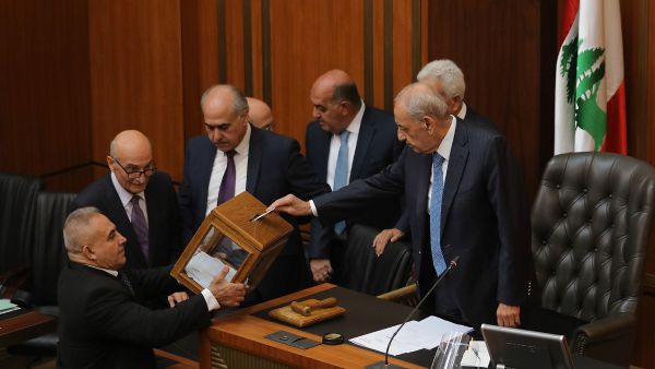 اقتراع في مجلس النواب اللبناني لانتخاب رئيس جديد للجمهورية