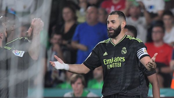 Real Madrid's French forward Karim Benzema gestures after scoring a goal that was later annulled during the Spanish league football match between Elche CF and Real Madrid CF at the Martinez Valero stadium in Elche on October 19, 2022. (Photo by JOSE JORDAN / AFP)