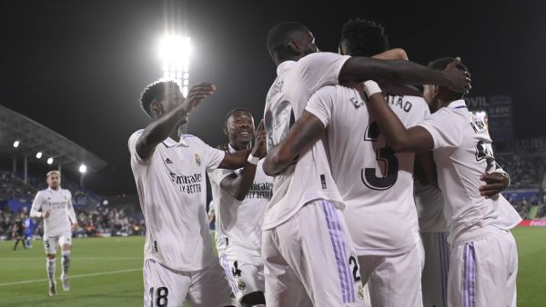 Real Madrid players celebrate their opening goal scored by Real Madrid's Brazilian defender Eder Militao during the Spanish League football match between Getafe CF and Real Madrid CF at the Coliseo Alfonso Perez stadium in Getafe on October 8, 2022. (Photo by OSCAR DEL POZO CANAS / AFP)