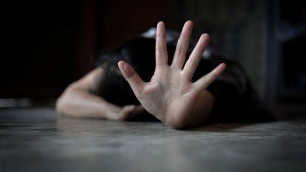 توجه الجناة برفقة الفتاة الى منطقة خالية واعتديا عليها بالتناوب الى ان اشبعا رغباتهما الجنسية 