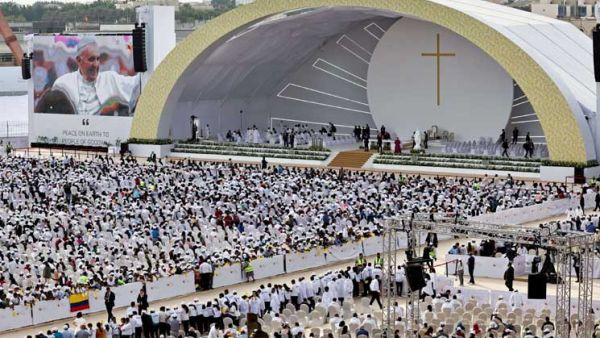 30 ألف يشاركون بقداس البابا بالبحرين