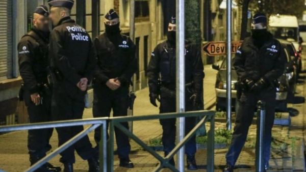 وأصيب المشتبه به بطلقات نارية في الساقين والبطن، ونقل إلى المستشفى مع عنصري الشرطة المصابين