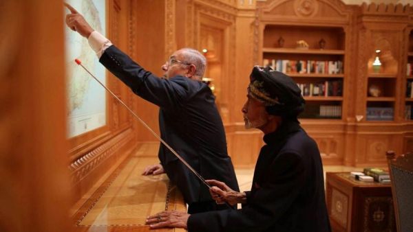 نتنياهو في زيارته للراحل قابوس بن سعيد