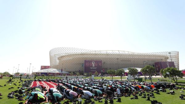 صلاة الجمعة أمام استاد أحمد بن علي