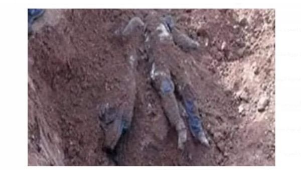 150 جثة في مقبرة جماعية لضحايا مجزرة ارتكبها الاسد بحق اهالي حمص