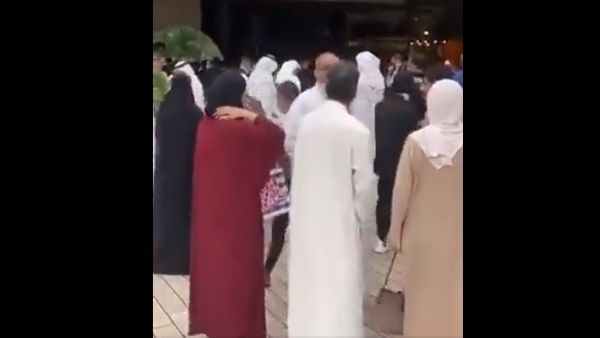 الكويت.. انهيار سقف مطعم على رؤوس الزبائن