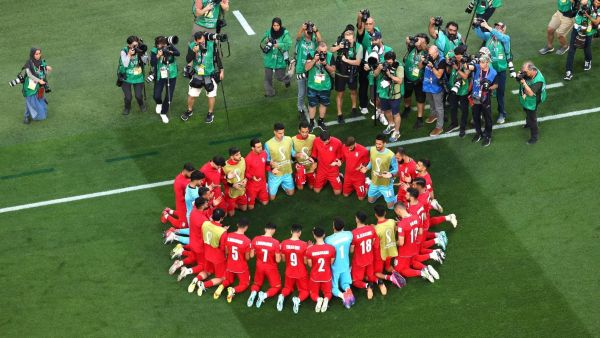 المنتخب الايراني رفض اداء النشيد الوطني تضامنا مع الثورة 