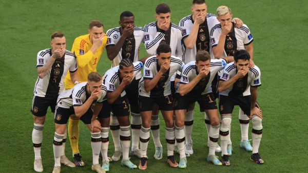 الفريق الالماني قبيل مباراته مع اليابان
