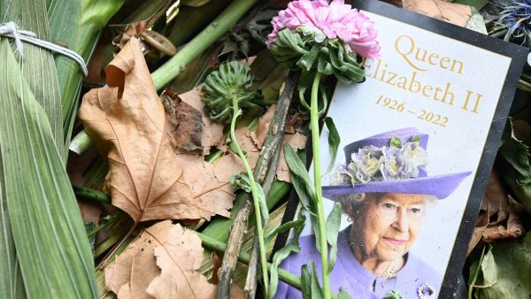 Flowers and tributes left in Green Park are pictured in London on September 20, 2022, a day after the funeral of Queen Elizabeth II. (Photo by Alain JOCARD / AFP) Queen Elizabeth II