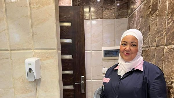 عاملة نظافة مصرية تتصدر السوشال ميديا.. عثرت على شيك بمليون جنيه وهذا ما فعلته