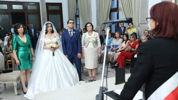 شاهدتان ومأذونة شرعية.. عقد قران يثير انقسامًا في تونس 