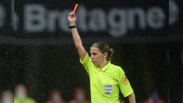 French refere Stephanie Frappart shows a red card during the French L1 football match between Stade Rennais FC and Lille LOSC at The Roazhon Park Stadium in Rennes, western France on December 1, 2021. (Photo by JEAN-FRANCOIS MONIER / AFP) All-female referee