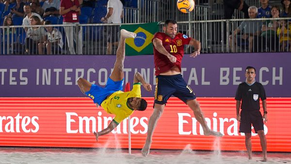 الإمارات والبرازيل وإيران إلى نصف نهائي "شاطئية كأس طيران الإمارات للقارات"