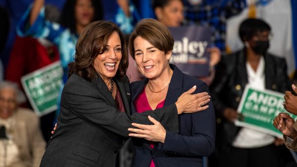 النائبة المثلية في الكونغرس الاميركي Maura Healey  مع نائبة ببايدن  Kamala Harris
