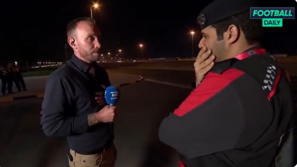 رجل أمن قطري يأمر مذيع بنزع شعار المثليين من ذراعه