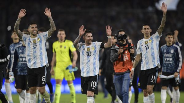 Argentina's Lionel Messi (C), Argentina's Angel Di Maria (R) and Argentina's Leandro Paredes celebrate after the South American qualification football match for the FIFA World Cup Qatar 2022 between Argentina and Venezuela at La Bombonera stadium in Buenos Aires on March 25, 2022. (Photo by JUAN MABROMATA / AFP)