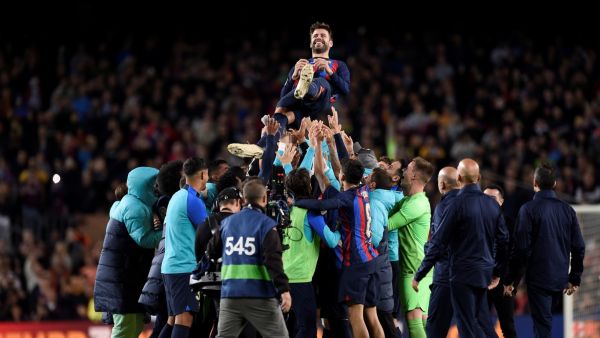 Barcelona's players lift up Spanish defender Gerard Pique at the end of the Spanish league football match between FC Barcelona and UD Almeria at the Camp Nou stadium in Barcelona on November 5, 2022. Barcelona's Pique played his last match as he announced his retirement after stellar career. (Photo by Josep LAGO / AFP)
