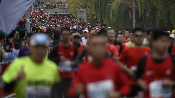 Runners take part in the Beijing Marathon in the Chinese capital on November 6, 2022. (Photo by Jade Gao / AFP)