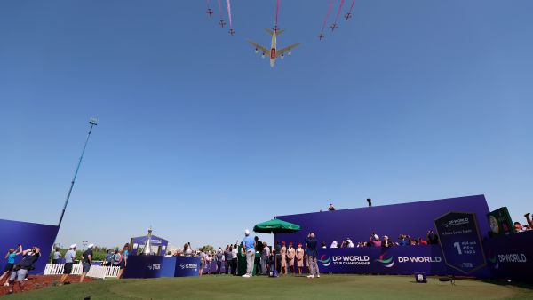 The aerial formation involved an Emirates A380 and seven of the Red Arrows’ Hawk jets flying in a "V" formation. Emirates A380 and Red Arrows ‘score an Ace’ and kick off the DP World Tour Championship with a spectacular flypast