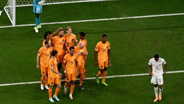 Netherlands' midfielder #21 Frenkie De Jong celebrates his goal with teammates during the Qatar 2022 World Cup Group A football match between the Netherlands and Qatar at the Al-Bayt Stadium in Al Khor, north of Doha on November 29, 2022. (Photo by François-Xavier MARIT / AFP)