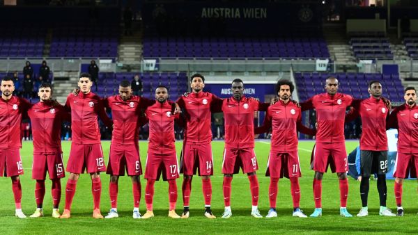 Qatar's players pose for a team photo prior to the friendly football match between Chile and Qatar in Vienna on September 27, 2022. (Photo by JOE KLAMAR / AFP)