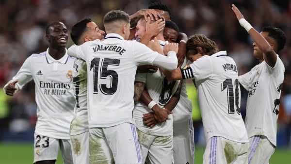 Real Madrid's German midfielder Toni Kroos (C) celebrates with teammates after scoring his team's second goal during the Spanish league football match between Real Madrid CF and Cadiz CF at the Santiago Bernabeu stadium in Madrid on November 10, 2022. (Photo by Pierre-Philippe Marcou / AFP)