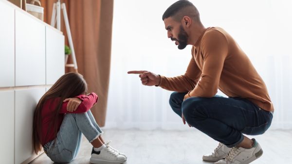 طبيب البوابة: تربية الأطفال بقسوة تجعلهم متمردون