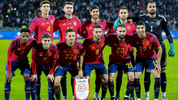 Spain's players pose for a group picture ahead of the friendly football match between Jordan and Spain, at the Hussein Youth City stadium, in the Jordanian capital Amman on November 17, 2022. (Photo by Khalil MAZRAAWI / AFP)