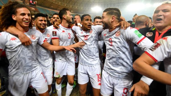 Tunisia's players celebrate qualifying to the 2022 Qatar World Cup African Qualifiers football match between Tunisia and Mali at the Hamadi Agrebi Olympic stadium in the city of Rades on March 29, 2022. Tunisia secured a place at the 2022 World Cup in Qatar despite being held 0-0 at home by Mali in the second leg of an African play-off. (Photo by FETHI BELAID / AFP)