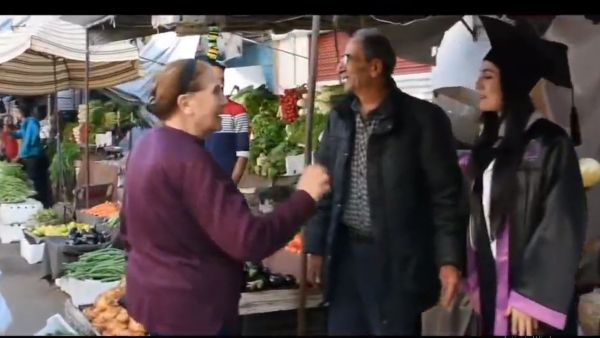  الشابة رزان سليمان التي انهت حفل تخرجها من كلية التربية تفاجئ والدها داخل أحد أسواق طرطوس