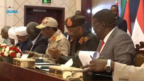 يُنقى الجيش من أي وجود سياسي حزبي وتقتصر جهاز المخابرات على جمع المعلومات وتحليلها للجهات المختصة 