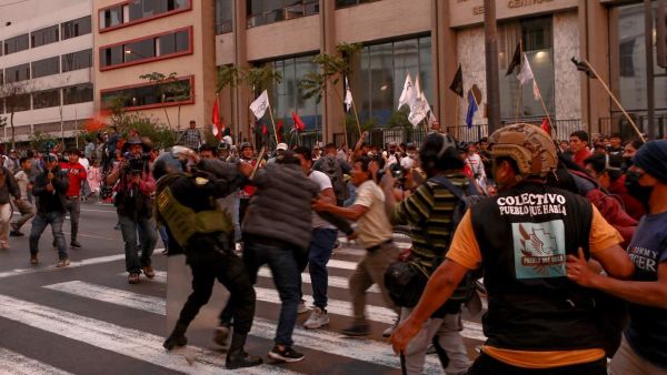 البيرو.. قتيلان احتجاجات ضد الرئيسة الجديدة