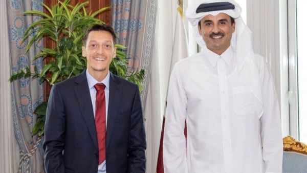 الشيخ تميم مع مسعود أوزيل 