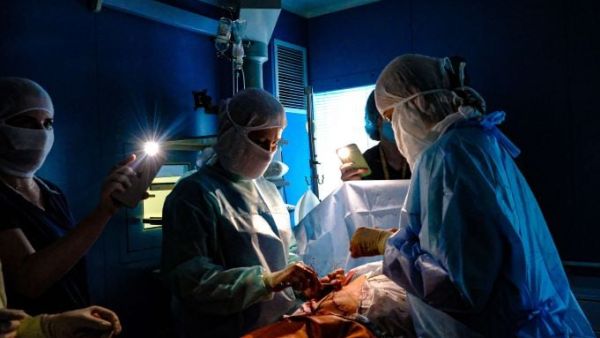 عملية جراحية على ضوء الهاتف