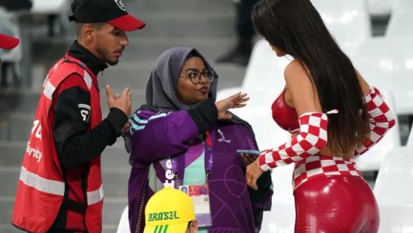 مسؤولي الامن القطري الذين طلبو منها الاحتشام 
