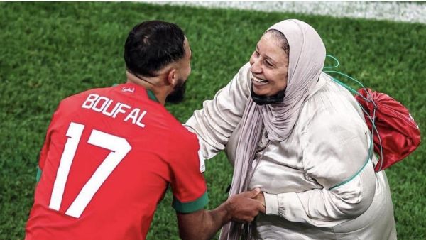 سفيان بوفال ووالدته خلال احتفالات التأهل لدور نصف النهائي