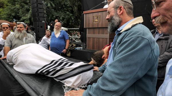 متطرفون يشيعون المتشدد Haim Drukmanحاييم دوركمان الذي دعا لقتل الاطفال الفلسطينيين