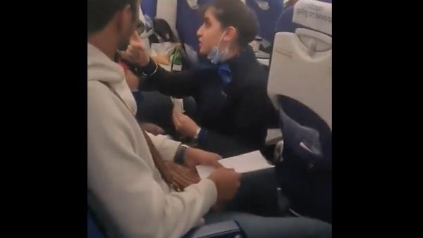 مضيفة طيران التي تعرضت للإهانة خلال رحلة جوية