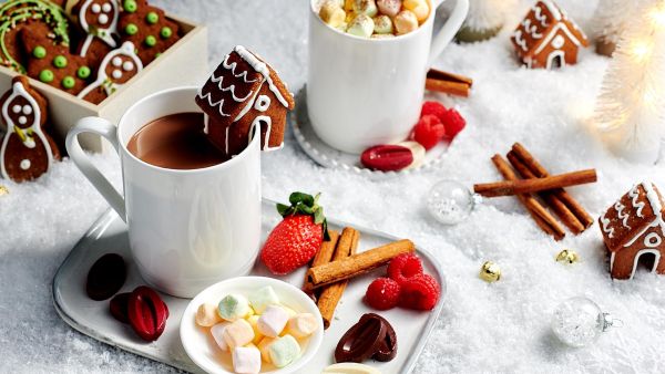 أجواء احتفالية على رحلات طيران الإمارات طوال ديسمبر