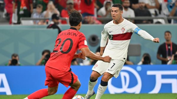 South Korea's defender #20 Kwon Kyung-won (L) fights for the ball with Portugal's forward #07 Cristiano Ronaldo during the Qatar 2022 World Cup Group H football match between South Korea and Portugal at the Education City Stadium in Al-Rayyan, west of Doha on December 2, 2022. (Photo by JUNG Yeon-je / AFP)
